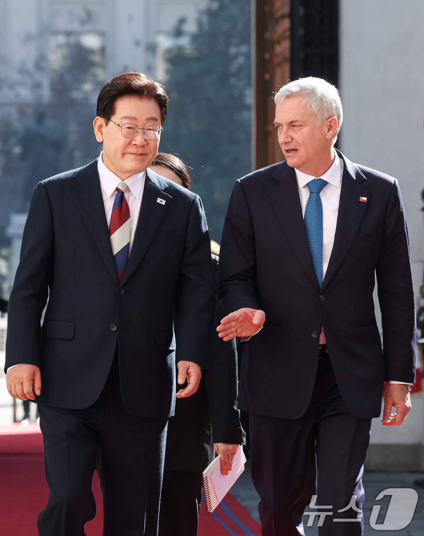 (산티아고(칠레)=뉴스1) 허경 기자 = 이재명 대통령과 호세 안토니오 카스트 칠레 대통령이 30일(현지시간) 산티아고 대통령궁에서 열린 공식환영식에서 발걸음을 옮기고 있다. 20 …