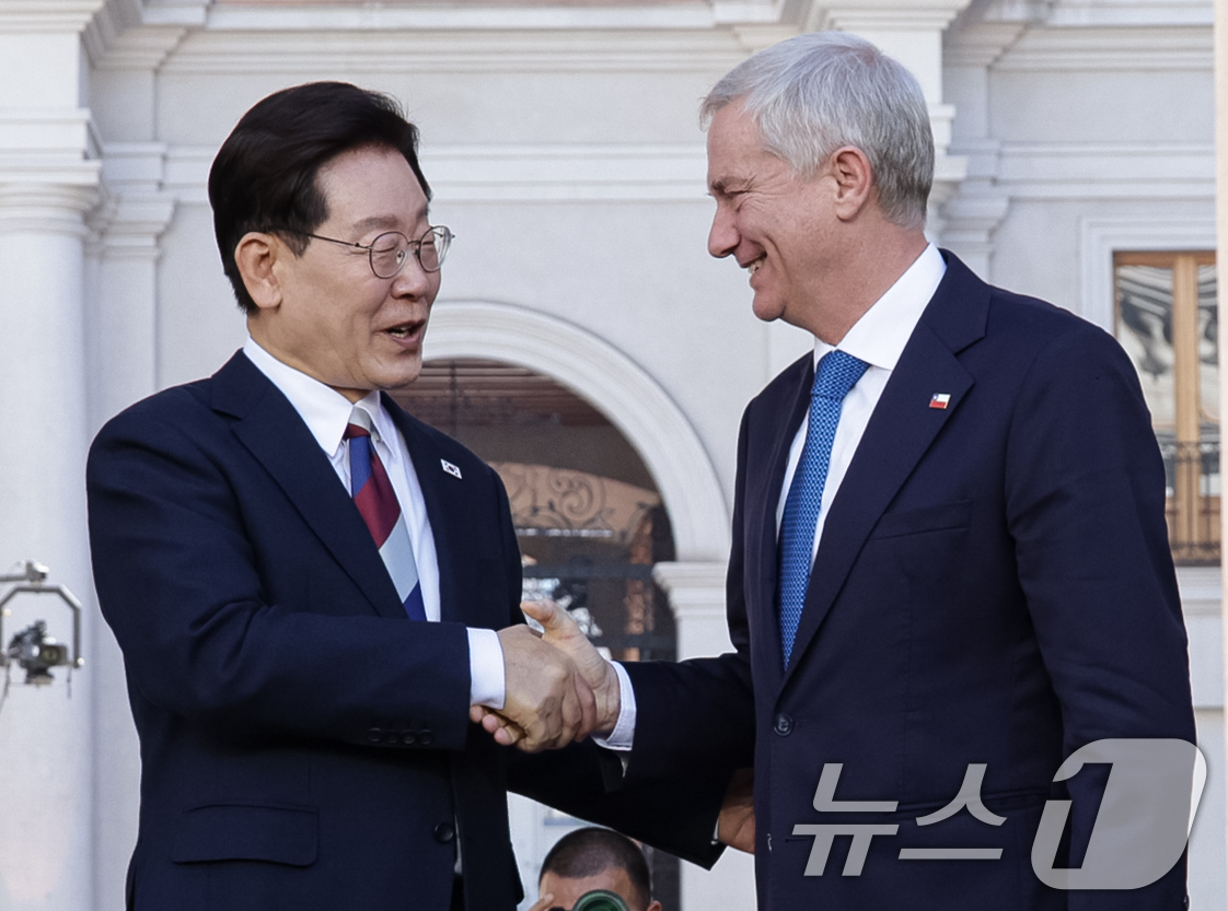 (산티아고(칠레)=뉴스1) 허경 기자 = 이재명 대통령과 호세 안토니오 카스트 칠레 대통령이 30일(현지시간) 산티아고 대통령궁에서 열린 공식환영식에서 악수를 하고 있다. 2026 …