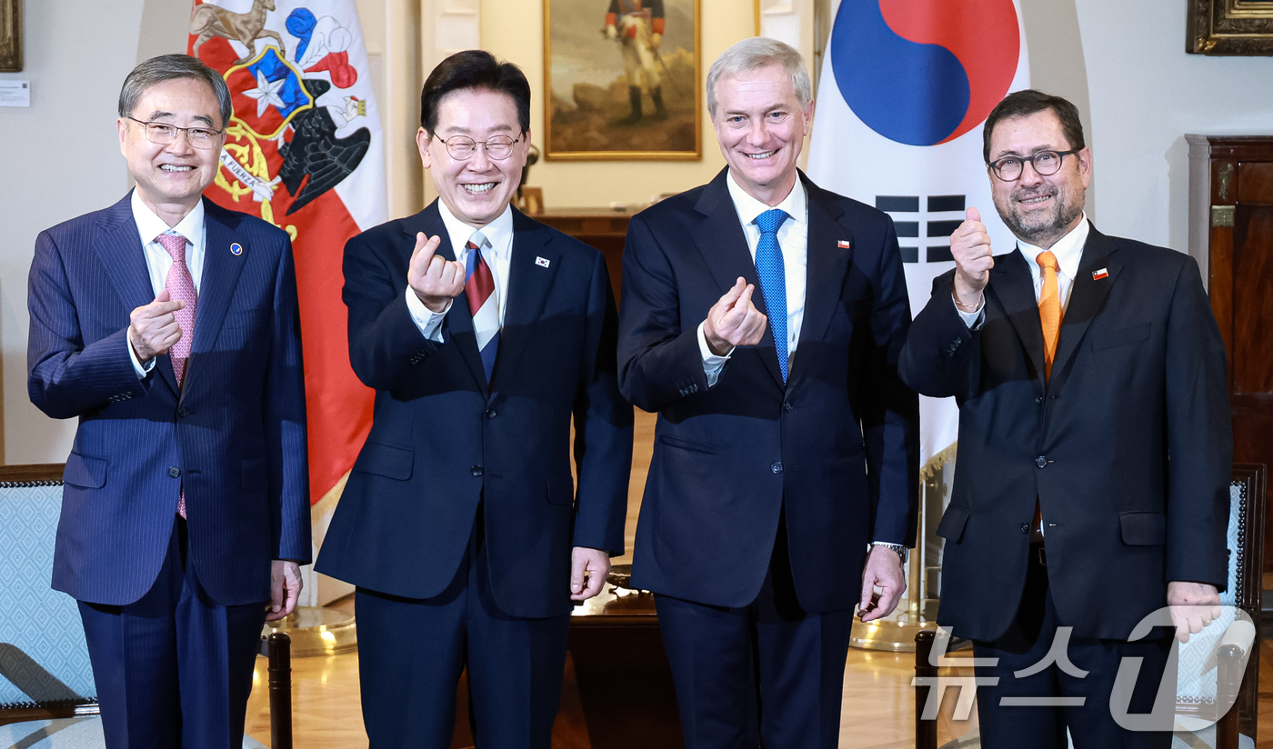 (산티아고(칠레)=뉴스1) 허경 기자 = 이재명 대통령과 호세 안토니오 카스트 칠레 대통령이 30일(현지시간) 산티아고 대통령궁에서 기념촬영을 하고 있다.왼쪽부터 조현 외교부 장관 …