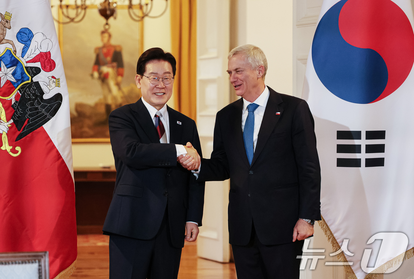 (산티아고(칠레)=뉴스1) 허경 기자 = 이재명 대통령과 호세 안토니오 카스트 칠레 대통령이 30일(현지시간) 산티아고 대통령궁에서 소인수 회담에 앞서 악수하고 있다. 2026.7 …
