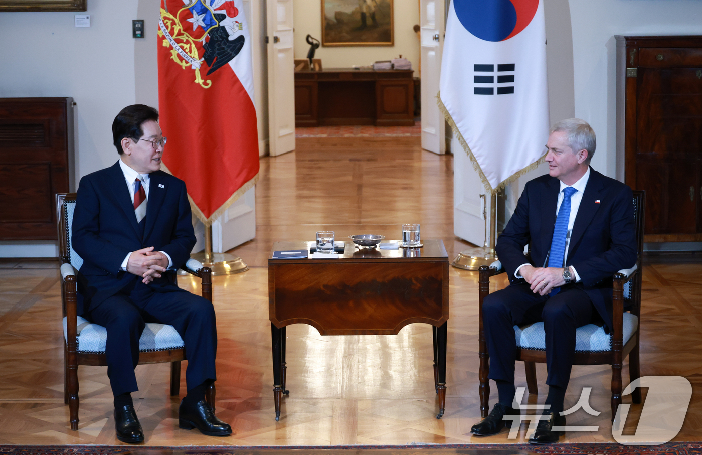 (산티아고(칠레)=뉴스1) 허경 기자 = 이재명 대통령과 호세 안토니오 카스트 칠레 대통령이 30일(현지시간) 산티아고 대통령궁에서 소인수 회담을 하고 있다. 2026.7.31/뉴 …
