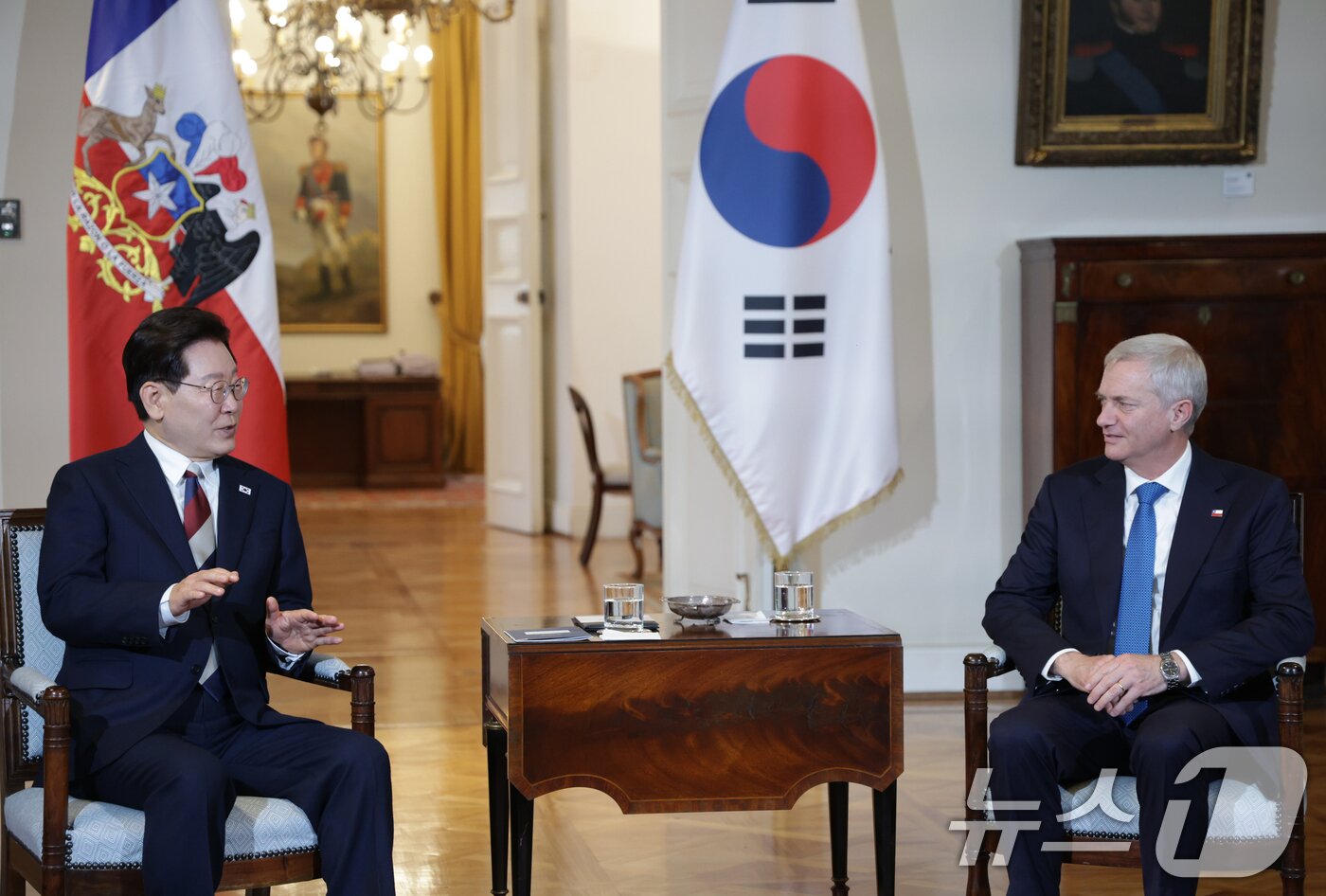 본문 이미지 - 이재명 대통령과 호세 안토니오 카스트 칠레 대통령이 30일(현지시간) 산티아고 대통령궁에서 소인수 회담을 하고 있다. 2026.7.31 ⓒ 뉴스1 허경 기자