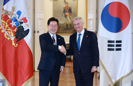 회담 앞서 악수하는 한·칠레 정상