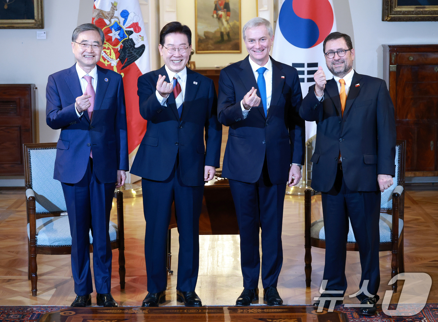 (산티아고(칠레)=뉴스1) 허경 기자 = 이재명 대통령과 호세 안토니오 카스트 칠레 대통령이 30일(현지시간) 산티아고 대통령궁에서 기념촬영을 하고 있다.왼쪽부터 조현 외교부 장관 …
