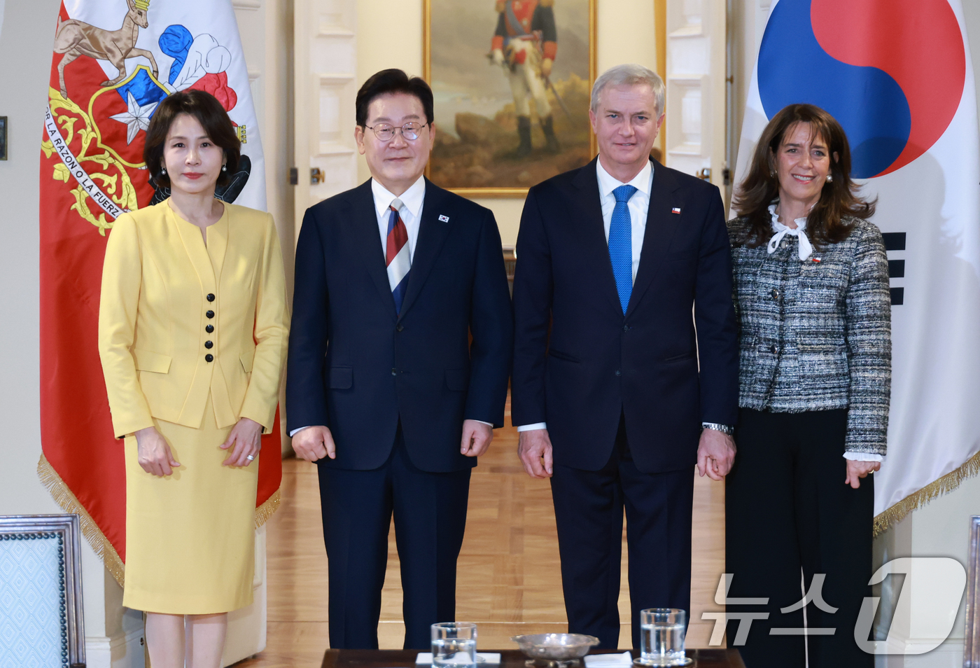 (산티아고(칠레)=뉴스1) 허경 기자 = 이재명 대통령과 호세 안토니오 카스트 칠레 대통령이 30일(현지시간) 산티아고 대통령궁에서 기념촬영을 하고 있다.왼쪽부터 김혜경 여사, 이 …