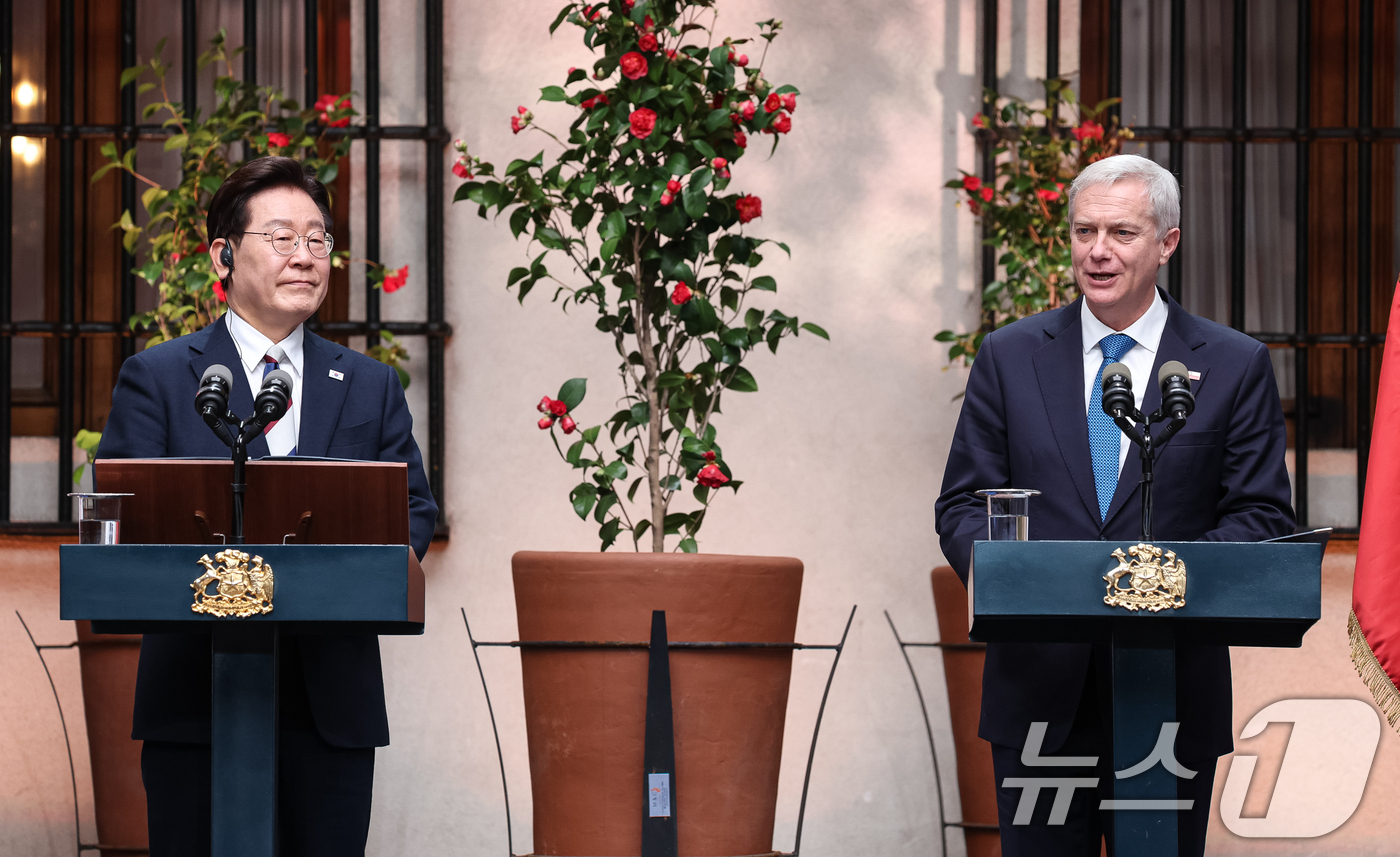 (산티아고(칠레)=뉴스1) 허경 기자 = 이재명 대통령과 호세 안토니오 카스트 칠레 대통령이 30일(현지시간) 산티아고 대통령궁에서 공동언론발표를 하고 있다. 2026.7.31/뉴 …