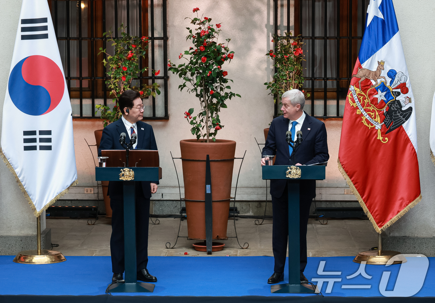 (산티아고(칠레)=뉴스1) 허경 기자 = 이재명 대통령과 호세 안토니오 카스트 칠레 대통령이 30일(현지시간) 산티아고 대통령궁에서 공동언론발표를 하고 있다. 2026.7.31/뉴 …
