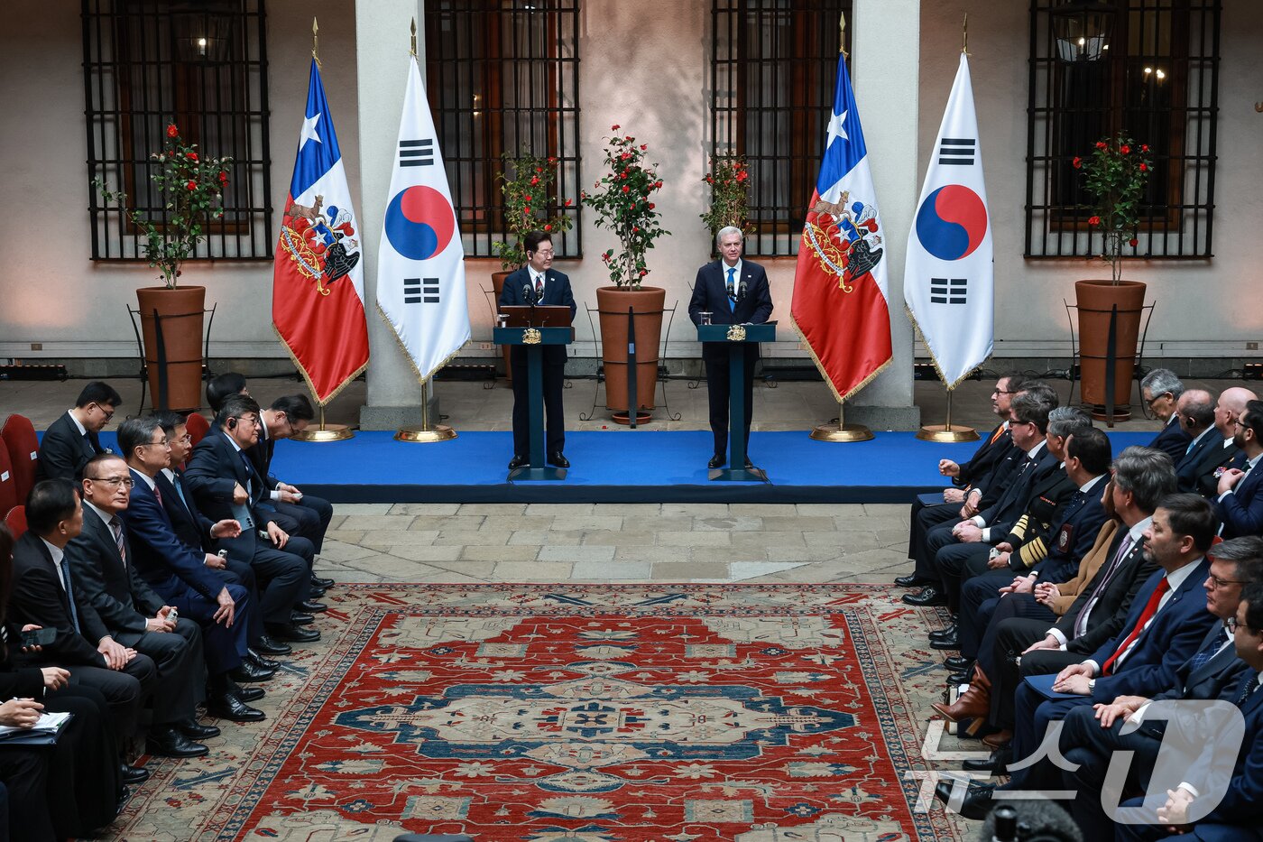본문 이미지 - 이재명 대통령과 호세 안토니오 카스트 칠레 대통령이 30일(현지시간) 산티아고 대통령궁에서 공동언론발표를 하고 있다. 2026.7.31 ⓒ 뉴스1 허경 기자