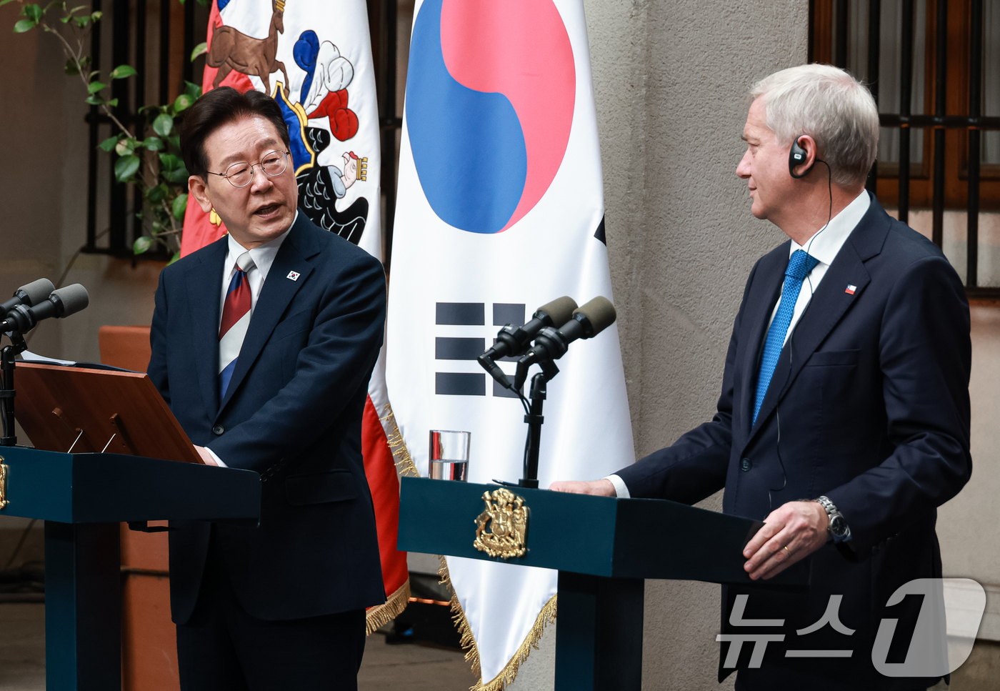 (산티아고(칠레)=뉴스1) 허경 기자 = 이재명 대통령과 호세 안토니오 카스트 칠레 대통령이 30일(현지시간) 산티아고 대통령궁에서 공동언론발표를 하고 있다. 2026.7.31/뉴 …