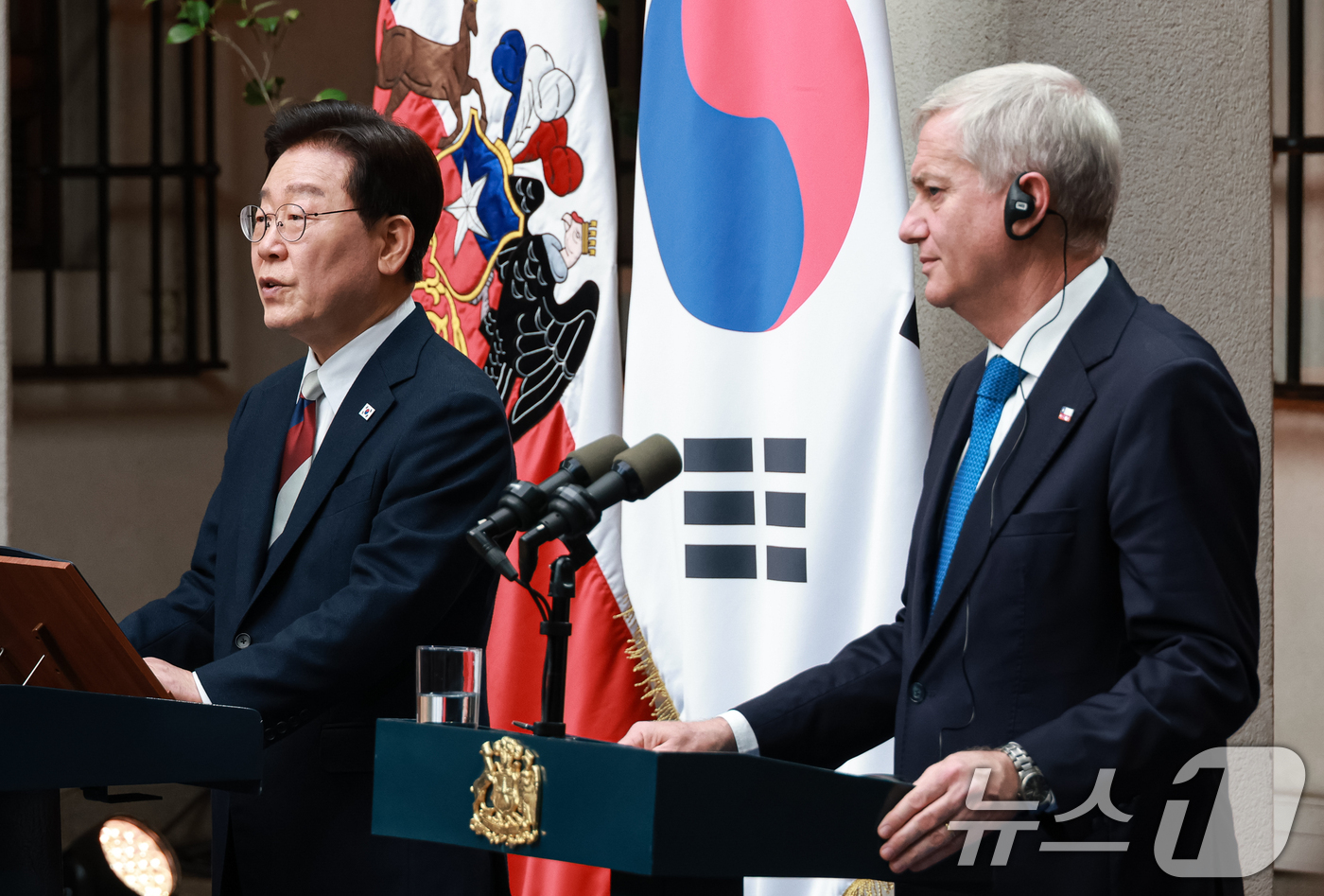 (산티아고(칠레)=뉴스1) 허경 기자 = 이재명 대통령과 호세 안토니오 카스트 칠레 대통령이 30일(현지시간) 산티아고 대통령궁에서 공동언론발표를 하고 있다. 2026.7.31/뉴 …