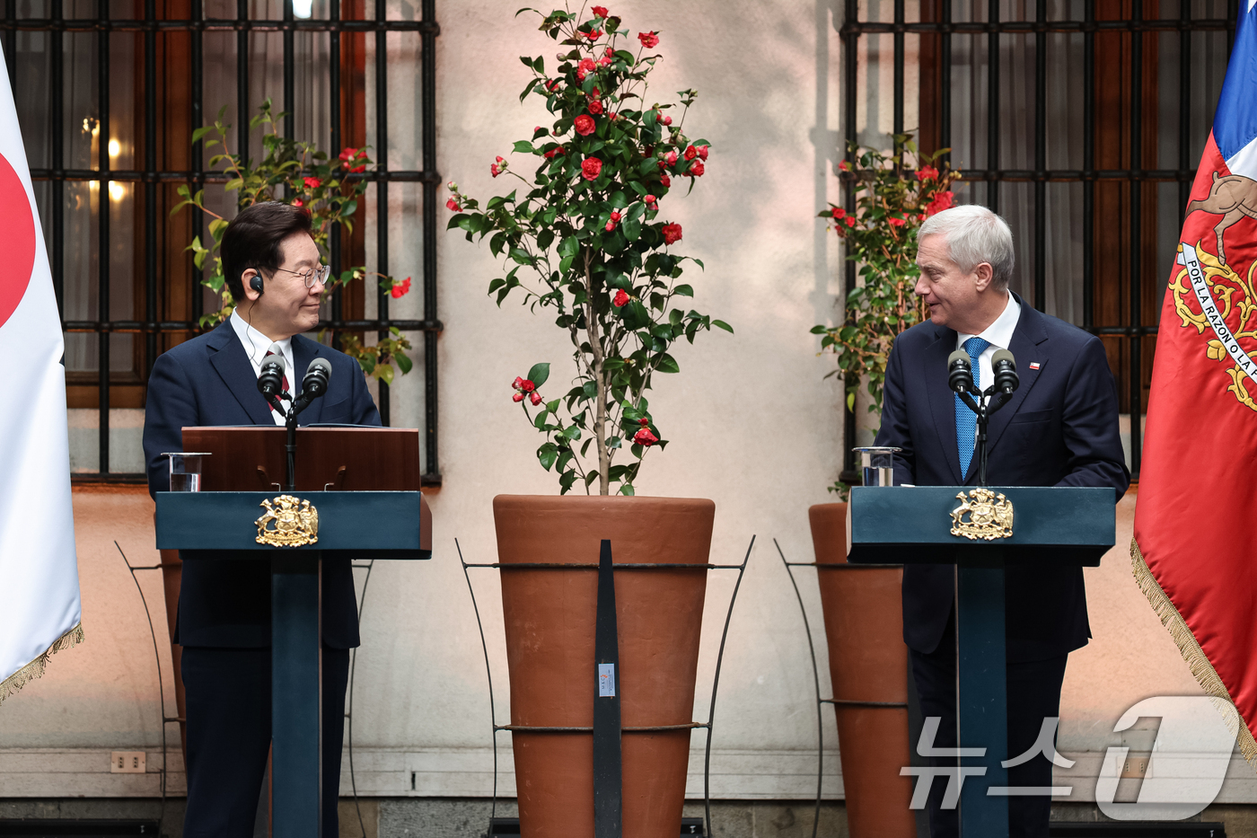 (산티아고(칠레)=뉴스1) 허경 기자 = 이재명 대통령과 호세 안토니오 카스트 칠레 대통령이 30일(현지시간) 산티아고 대통령궁에서 공동언론발표를 하고 있다. 2026.7.31/뉴 …