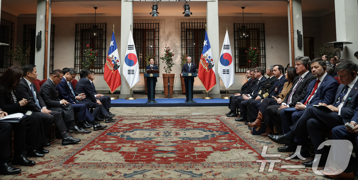 (산티아고(칠레)=뉴스1) 허경 기자 = 이재명 대통령과 호세 안토니오 카스트 칠레 대통령이 30일(현지시간) 산티아고 대통령궁에서 공동언론발표를 하고 있다. 2026.7.31/뉴 …