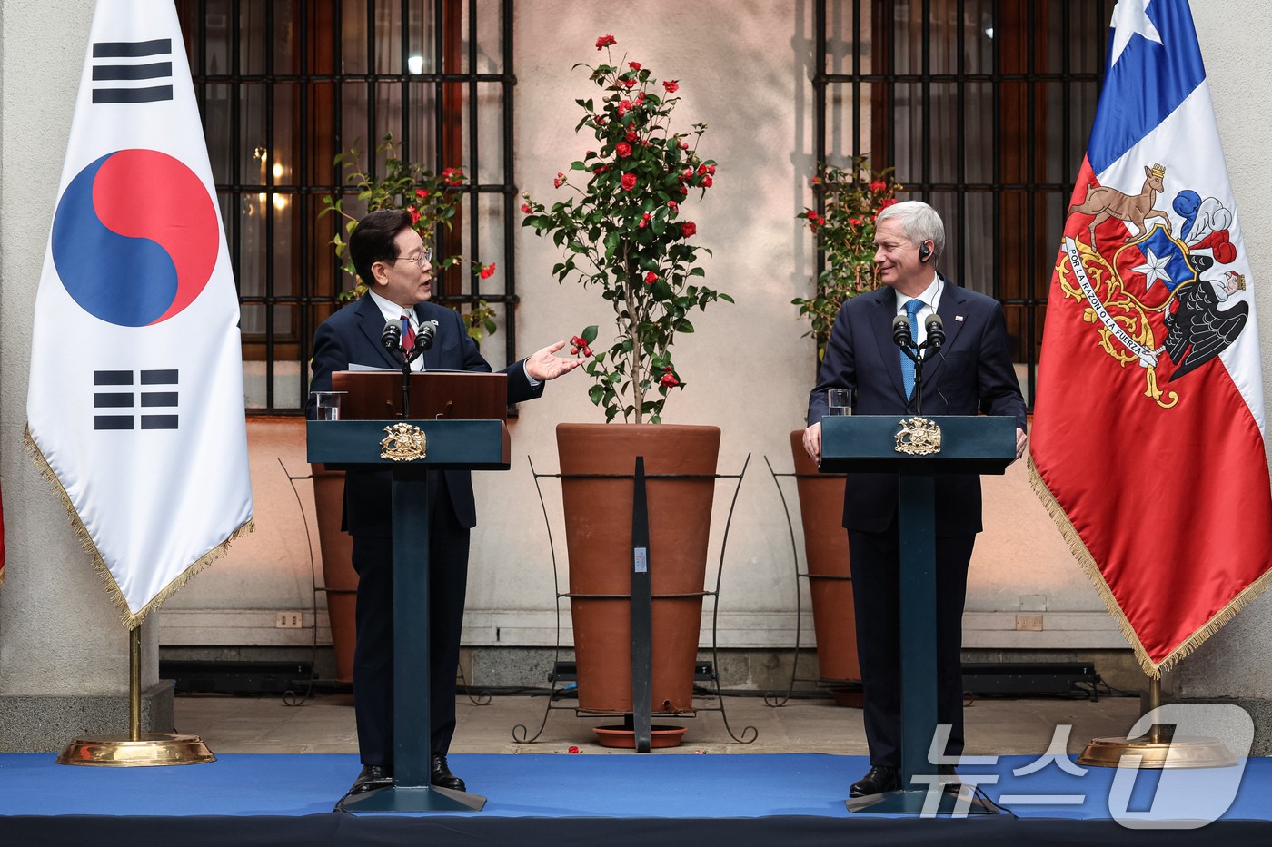 (산티아고(칠레)=뉴스1) 허경 기자 = 이재명 대통령과 호세 안토니오 카스트 칠레 대통령이 30일(현지시간) 산티아고 대통령궁에서 공동언론발표를 하고 있다. 2026.7.31/뉴 …