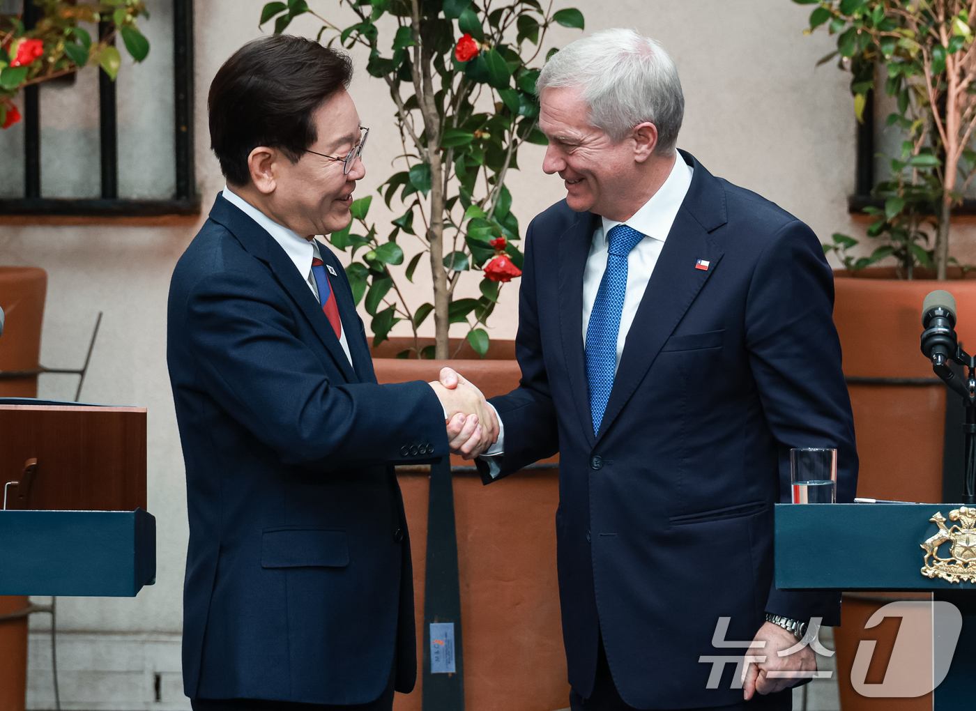 (산티아고(칠레)=뉴스1) 허경 기자 = 이재명 대통령과 호세 안토니오 카스트 칠레 대통령이 30일(현지시간) 산티아고 대통령궁에서 열린 공동언론발표를 마친 후 인사하고 있다. 2 …