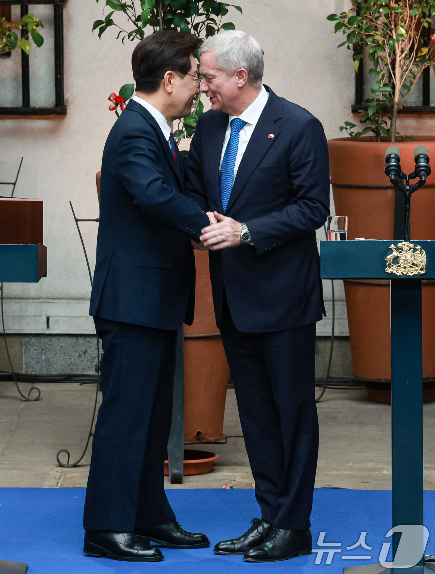 (산티아고(칠레)=뉴스1) 허경 기자 = 이재명 대통령과 호세 안토니오 카스트 칠레 대통령이 30일(현지시간) 산티아고 대통령궁에서 열린 공동언론발표를 마친 후 인사하고 있다. 2 …