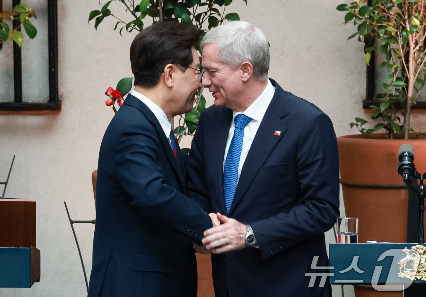 (산티아고(칠레)=뉴스1) 허경 기자 = 이재명 대통령과 호세 안토니오 카스트 칠레 대통령이 30일(현지시간) 산티아고 대통령궁에서 열린 공동언론발표를 마친 후 인사하고 있다. 2 …