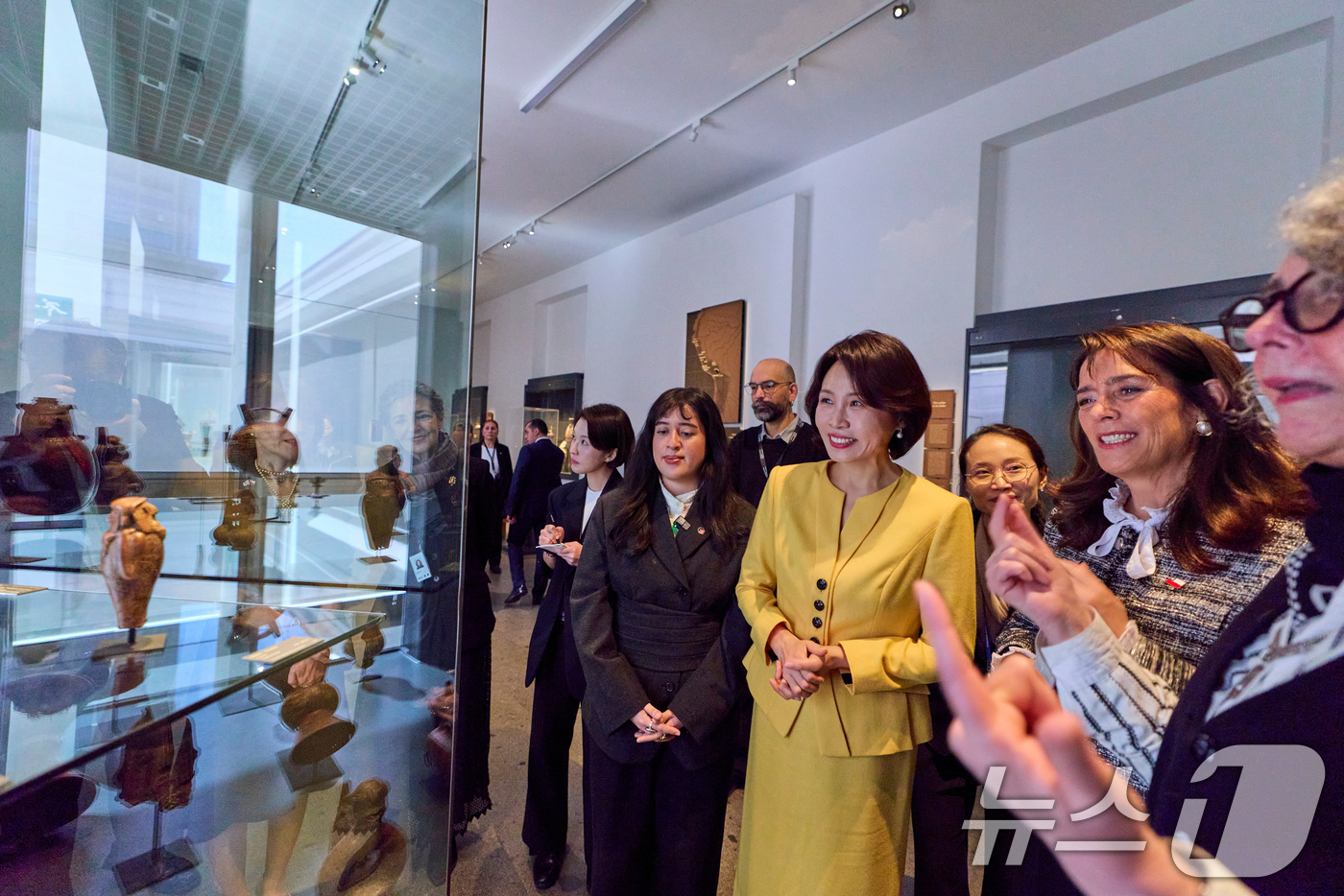 (산티아고(칠레)=뉴스1) 허경 기자 = 김혜경 여사와 마리아 피아 아드리아솔라 여사가  30일(현지시간) 칠레 산티아고 콜롬버스 이전 시대 예술박물관에서 전시품을 관람하고 있다. …