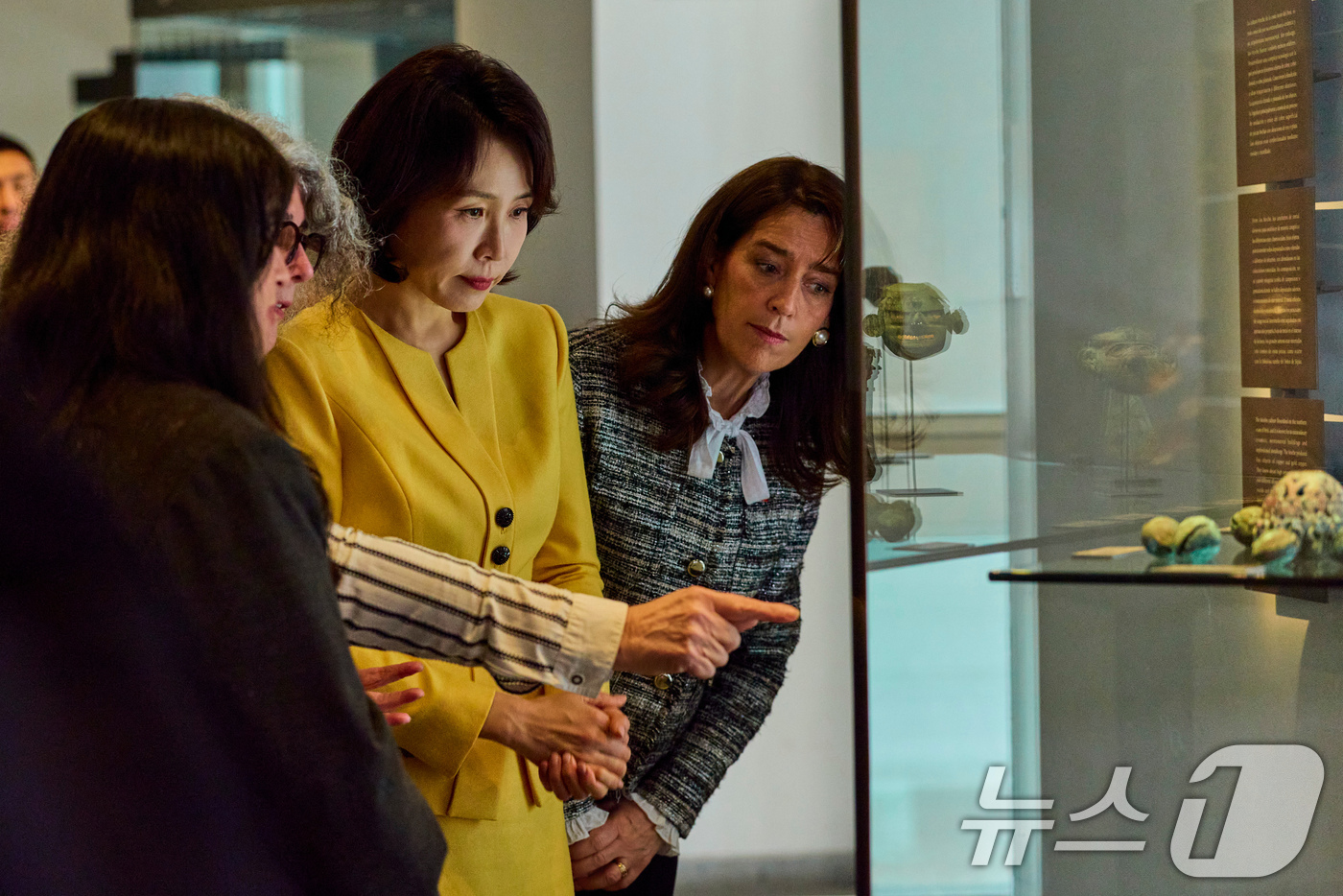 (산티아고(칠레)=뉴스1) 허경 기자 = 김혜경 여사와 마리아 피아 아드리아솔라 여사가  30일(현지시간) 칠레 산티아고 콜롬버스 이전 시대 예술박물관에서 전시품을 관람하고 있다. …