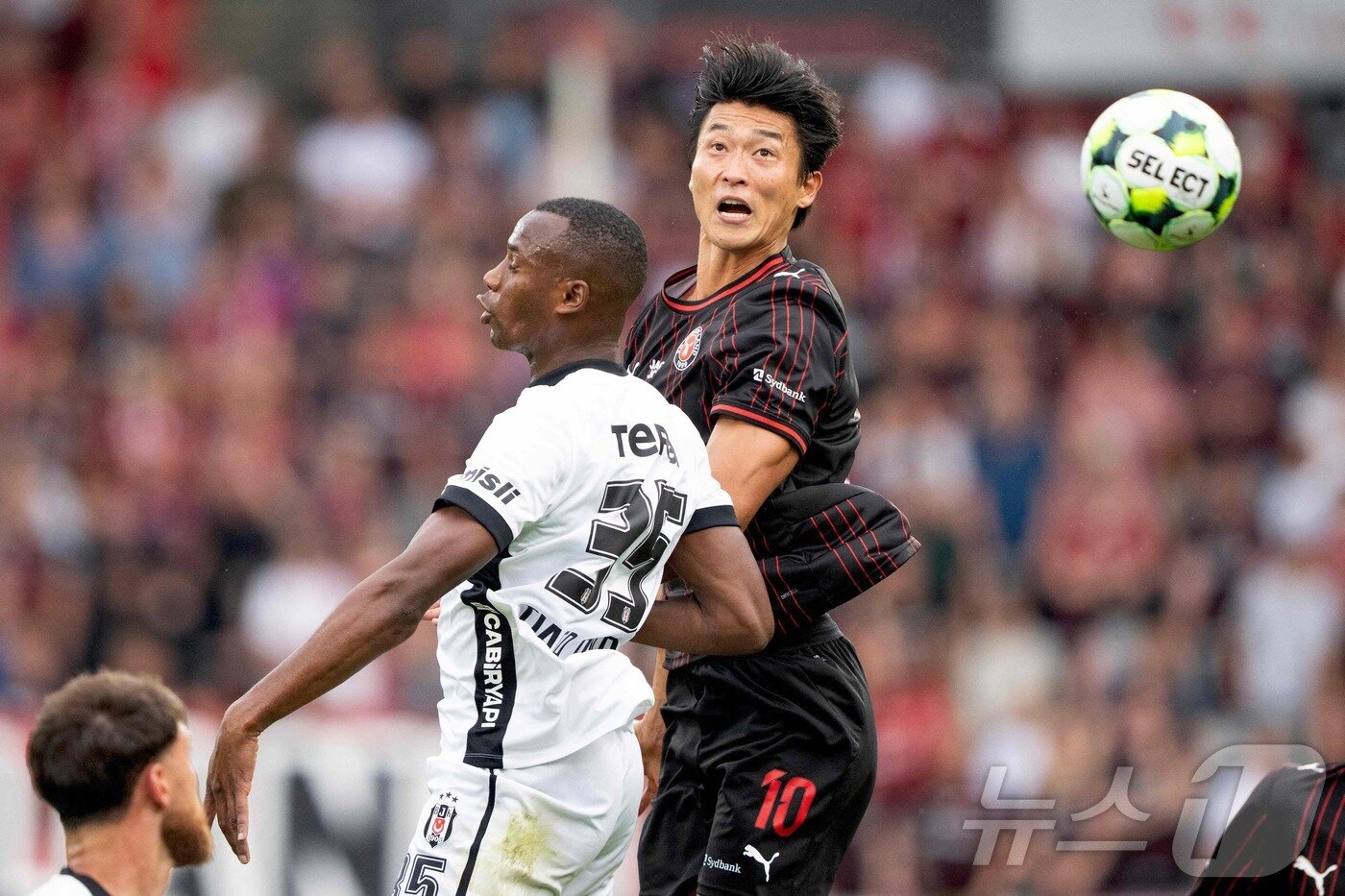 본문 이미지 - 미트윌란 공격수 조규성(오른쪽)이 31일(한국시간) 열린 베식타스와 2026-27 UEFA 유로파리그 2차 예선 2차전에서 분투하고 있다. ⓒ AFP=뉴스1