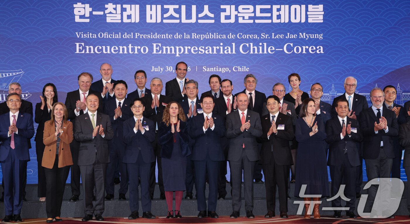 본문 이미지 - 이재명 대통령이 30일(현지시간) 칠레 산티아고 한 호텔에서 열린 비즈니스 라운드테이블에서 참석 기업인들과 기념촬영을 하고 있다. 2026.7.31 ⓒ 뉴스1 허경 기자