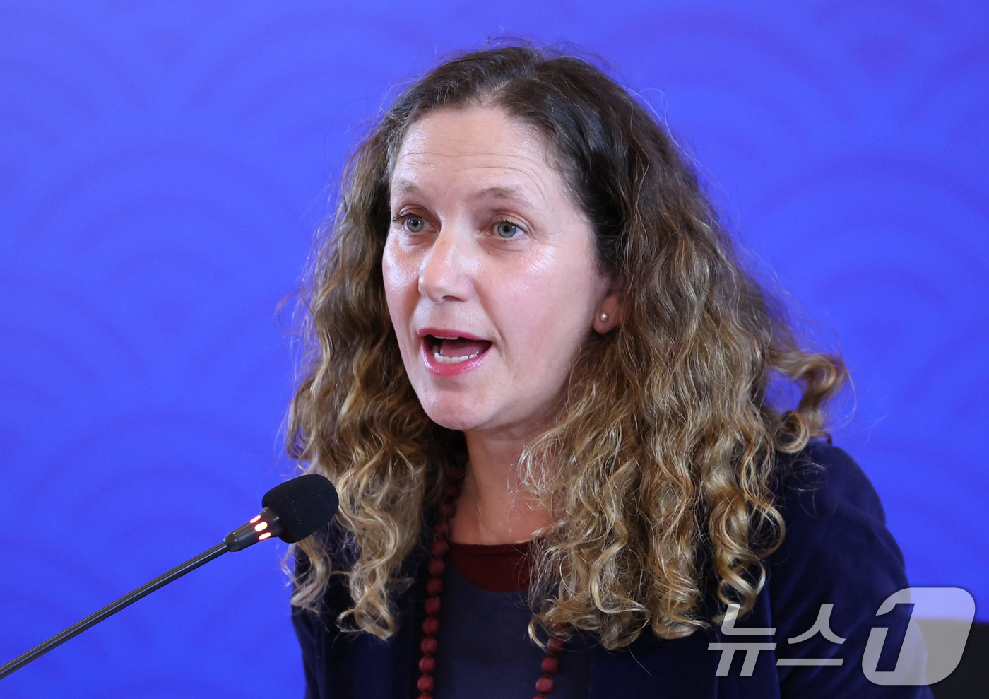 (산티아고(칠레)=뉴스1) 허경 기자 = 로사리오 나바로 칠레 산업협회 회장이 30일(현지시간) 산티아고 한 호텔에서 열린 비즈니스 라운드테이블에서 발언을 하고 있다 2026.7. …