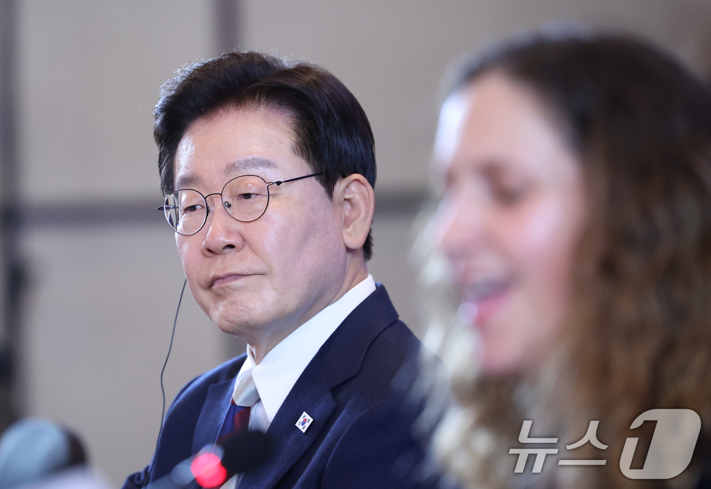 (산티아고(칠레)=뉴스1) 허경 기자 = 이재명 대통령이 30일(현지시간) 칠레 산티아고 한 호텔에서 열린 비즈니스 라운드테이블에서 로사리오 나바로 산업협회 회장의 발언을 듣고 있 …
