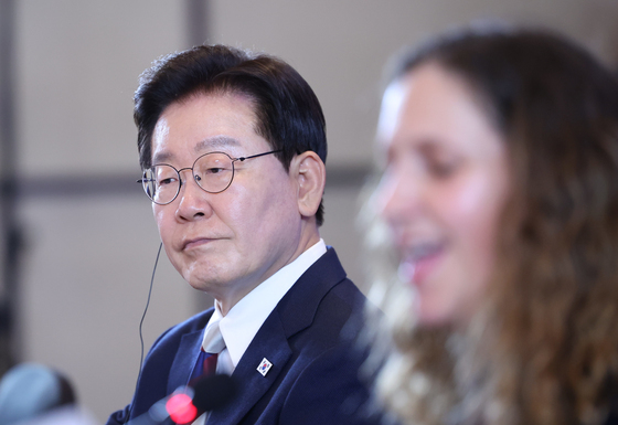 칠레 산업협회장 발언 듣는 이재명 대통령