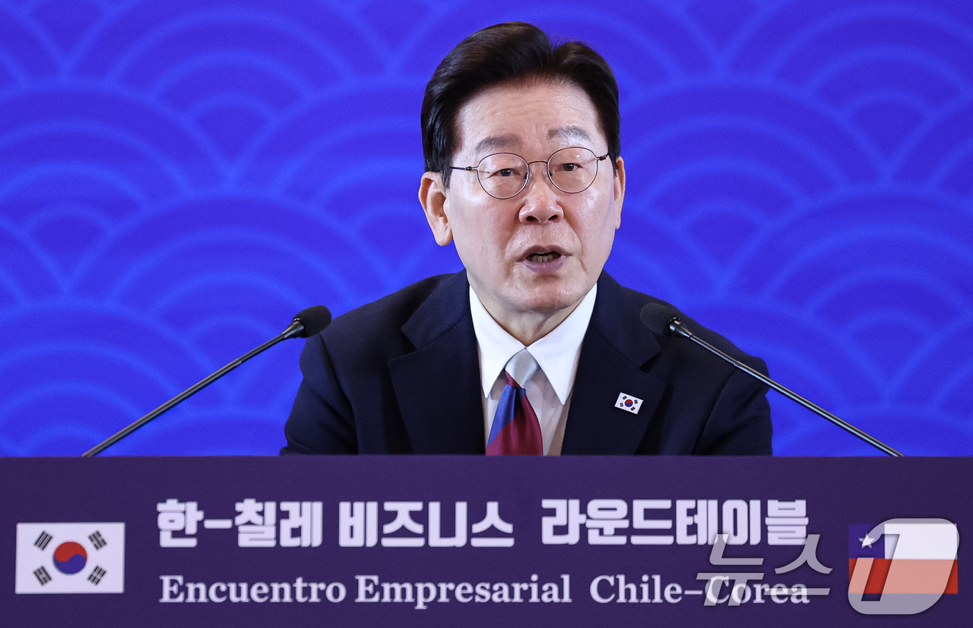 (산티아고(칠레)=뉴스1) 허경 기자 = 이재명 대통령이 30일(현지시간) 칠레 산티아고 한 호텔에서 열린 비즈니스 라운드테이블에서 발언을 하고 있다. 2026.7.31/뉴스1
