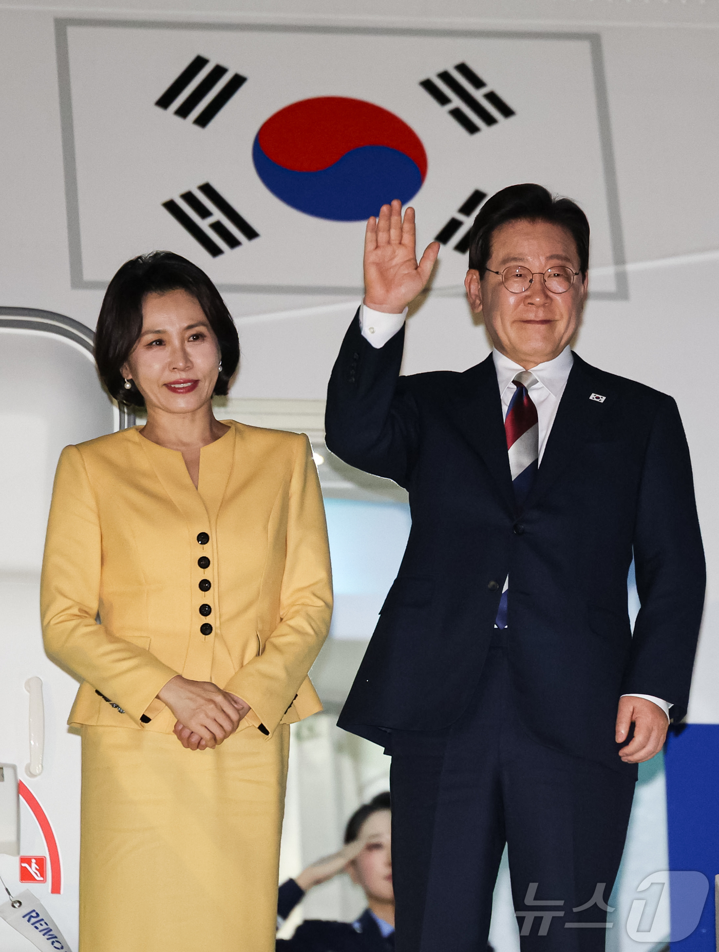 (산티아고(칠레)=뉴스1) 허경 기자 = 이재명 대통령과 김혜경 여사가 30일(현지시간) 칠레 산티아고 아르투로 메리노 베니테스 공항에서 환송객들에게 인사를 하고 있다. 2026. …