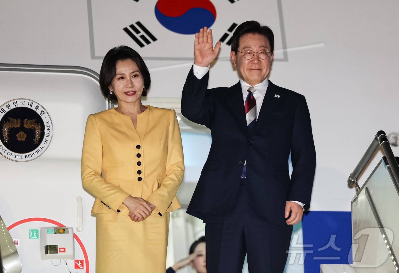 (산티아고(칠레)=뉴스1) 허경 기자 = 이재명 대통령과 김혜경 여사가 30일(현지시간) 칠레 산티아고 아르투로 메리노 베니테스 공항에서 환송객들에게 인사를 하고 있다. 2026. …