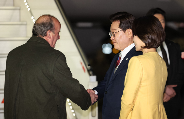 환송객들과 인사하는 이재명 대통령
