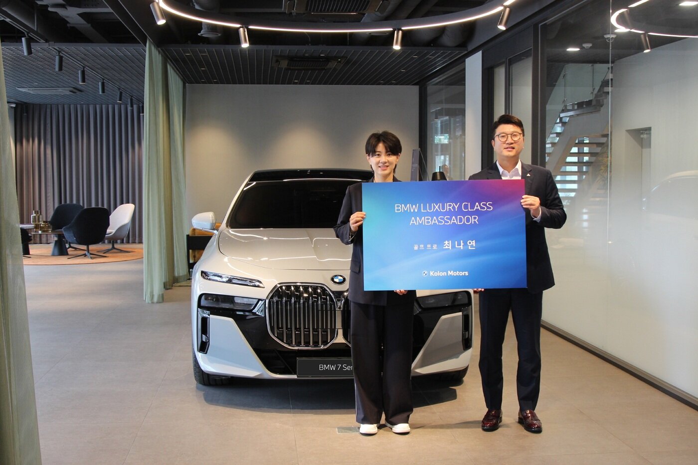 본문 이미지 - 전(前) LPGA 투어 프로골퍼 최나연이 BMW 공식 딜러사 코오롱모터의 BMW 7시리즈 앰배서더로 선정되며 제공받은 준대형 세단 '740i'를 배경으로 기념 사진을 촬영한 모습(코오롱모터스 제공). 2026.7.31.
