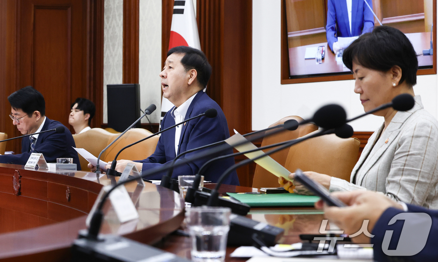 (서울=뉴스1) 최지환 기자 = 구윤철 부총리 겸 재정경제부 장관이 31일 서울 종로구 정부서울청사에서 열린 비상경제본부회의 겸 경제관계장관회의 겸 민생물가 특별관리 관계장관 TF …