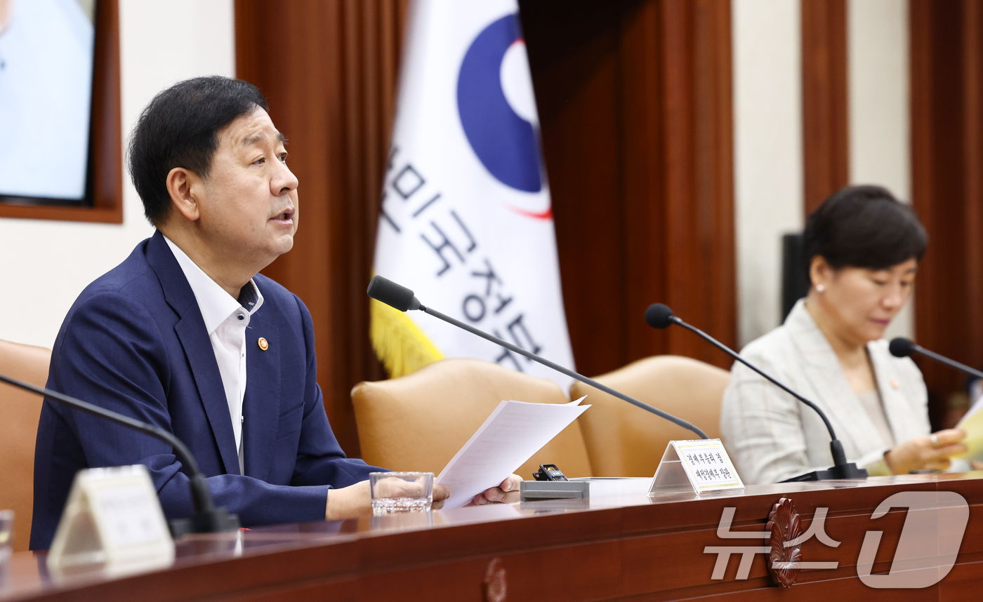 (서울=뉴스1) 최지환 기자 = 구윤철 부총리 겸 재정경제부 장관이 31일 서울 종로구 정부서울청사에서 열린 비상경제본부회의 겸 경제관계장관회의 겸 민생물가 특별관리 관계장관 TF …