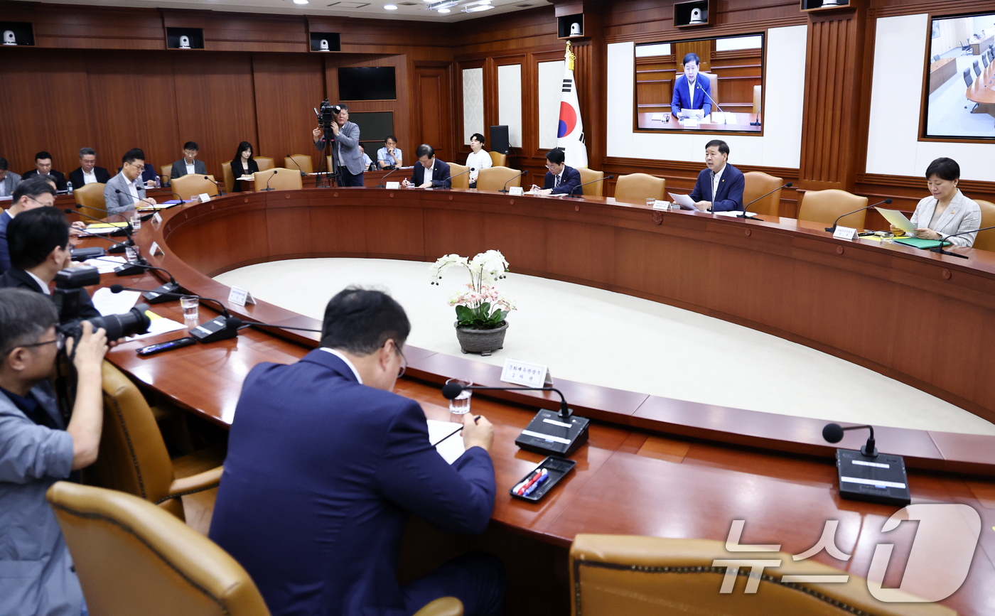(서울=뉴스1) 최지환 기자 = 구윤철 부총리 겸 재정경제부 장관이 31일 서울 종로구 정부서울청사에서 열린 비상경제본부회의 겸 경제관계장관회의 겸 민생물가 특별관리 관계장관 TF …
