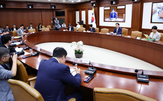 민생물가 특별관리 관계장관 회의 주재하는 구윤철 부총리