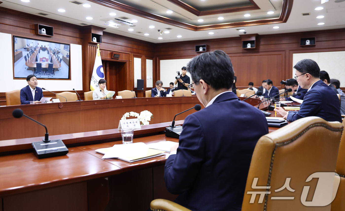(서울=뉴스1) 최지환 기자 = 구윤철 부총리 겸 재정경제부 장관이 31일 서울 종로구 정부서울청사에서 열린 비상경제본부회의 겸 경제관계장관회의 겸 민생물가 특별관리 관계장관 TF …