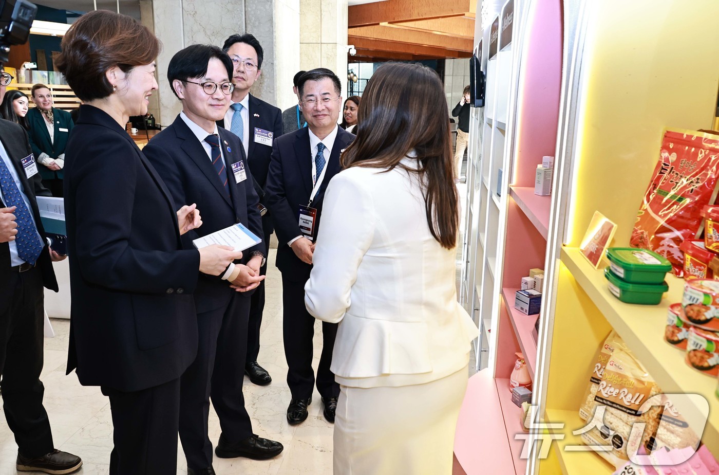 (서울=뉴스1) = 김정관 산업통상부 장관이 30일(현지시간) 칠레 산티아고 쉐라톤호텔에서 이재명 대통령 칠레 공식 방문을 계기로 열린 '수출상담회장'을 둘러보고 있다. (산업통상 …