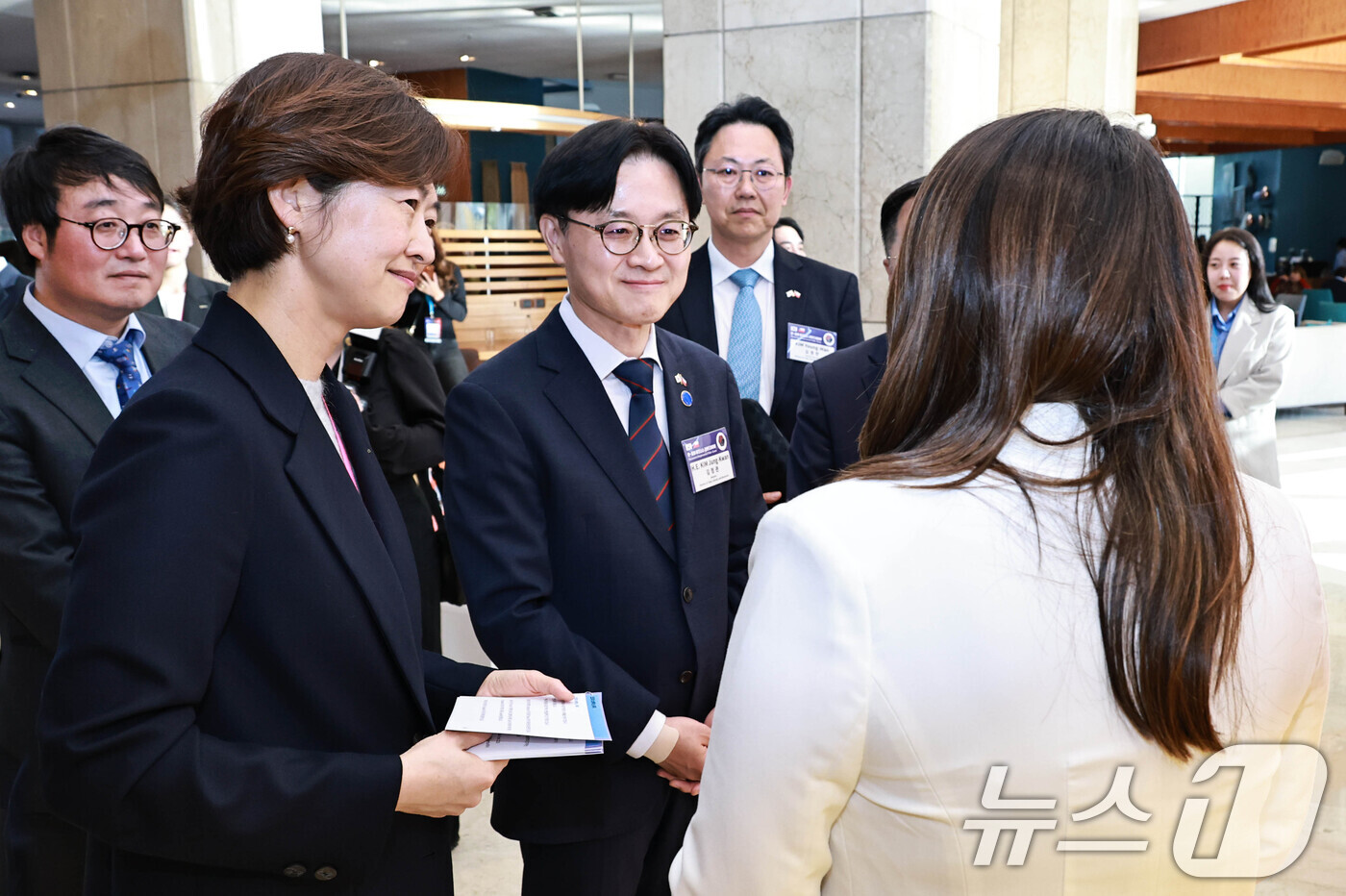 (서울=뉴스1) = 김정관 산업통상부 장관이 30일(현지시간) 칠레 산티아고 쉐라톤호텔에서 이재명 대통령 칠레 공식 방문을 계기로 열린 '수출상담회장'을 둘러보고 있다. (산업통상 …