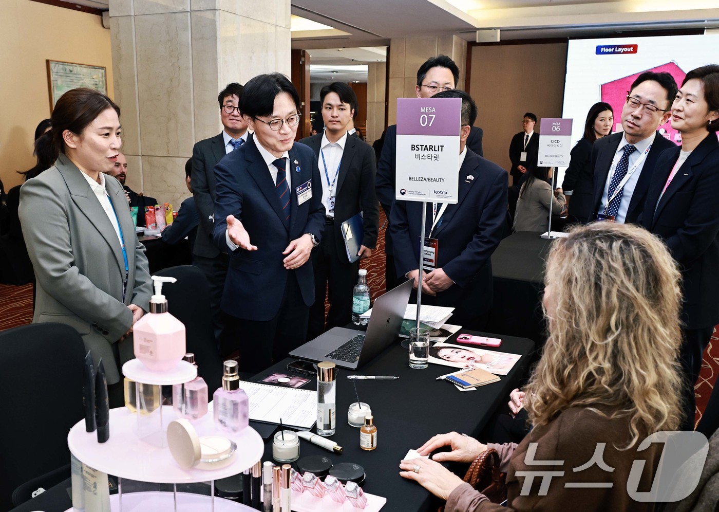 (서울=뉴스1) = 김정관 산업통상부 장관이 30일(현지시간) 칠레 산티아고 쉐라톤호텔에서 이재명 대통령 칠레 공식 방문을 계기로 열린 '수출상담회장'을 둘러보고 있다. (산업통상 …