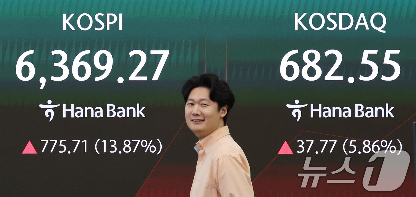 본문 이미지 - 코스피가 장초반 6000선을 돌파한 31일 서울 중구 하나은행 딜링룸 전광판에 코스피 지수가 나타나고 있다. 이날 코스피 지수는 전장 대비 64.23포인트(1.15%) 오른 5,657.79로 출발해 단숨에 6천선을 돌파했다. 2026.7.31 ⓒ 뉴스1 박지혜 기자