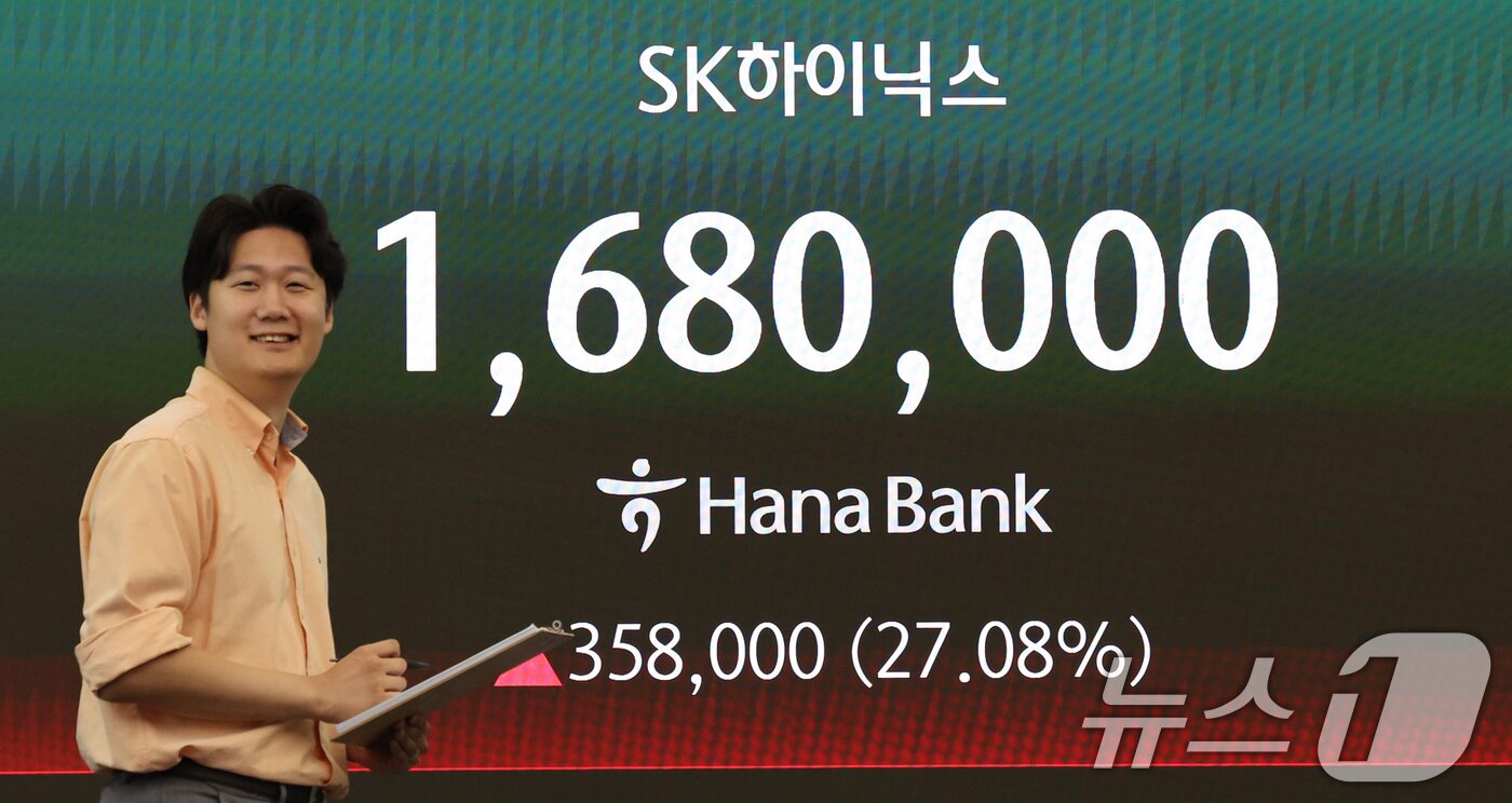 본문 이미지 - 31일 서울 중구 하나은행 딜링룸 전광판에 SK하이닉스 주가가 나타나고 있다. 이날 코스피 지수는 전장 대비 64.23포인트(1.15%) 오른 5,657.79로 출발해 단숨에 6천선을 돌파했다. 2026.7.31 ⓒ 뉴스1 박지혜 기자