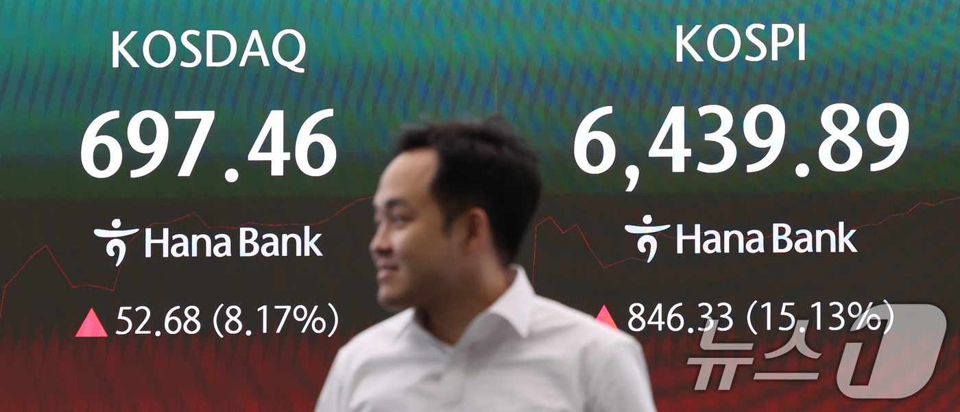 (서울=뉴스1) 박지혜 기자 = 코스피가 장초반 6000선을 돌파한 31일 서울 중구 하나은행 딜링룸 전광판에 코스피 지수가 나타나고 있다.이날 코스피 지수는 전장 대비 64.23 …