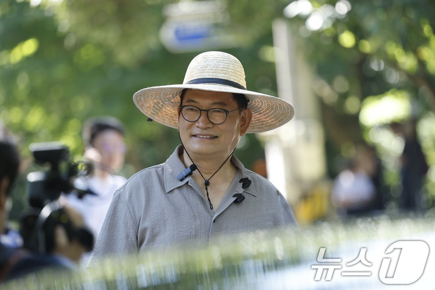 본문 이미지 - 송영길 당대표 후보가 31일 더불어민주당 8·17 전당대회 첫 순회 경선을 하루 앞두고 전남광주통합특별시 무등산 노무현길을 찾아 지지자들과 산행을 하고 있다. 2026.7.31 ⓒ 뉴스1 김태성 기자