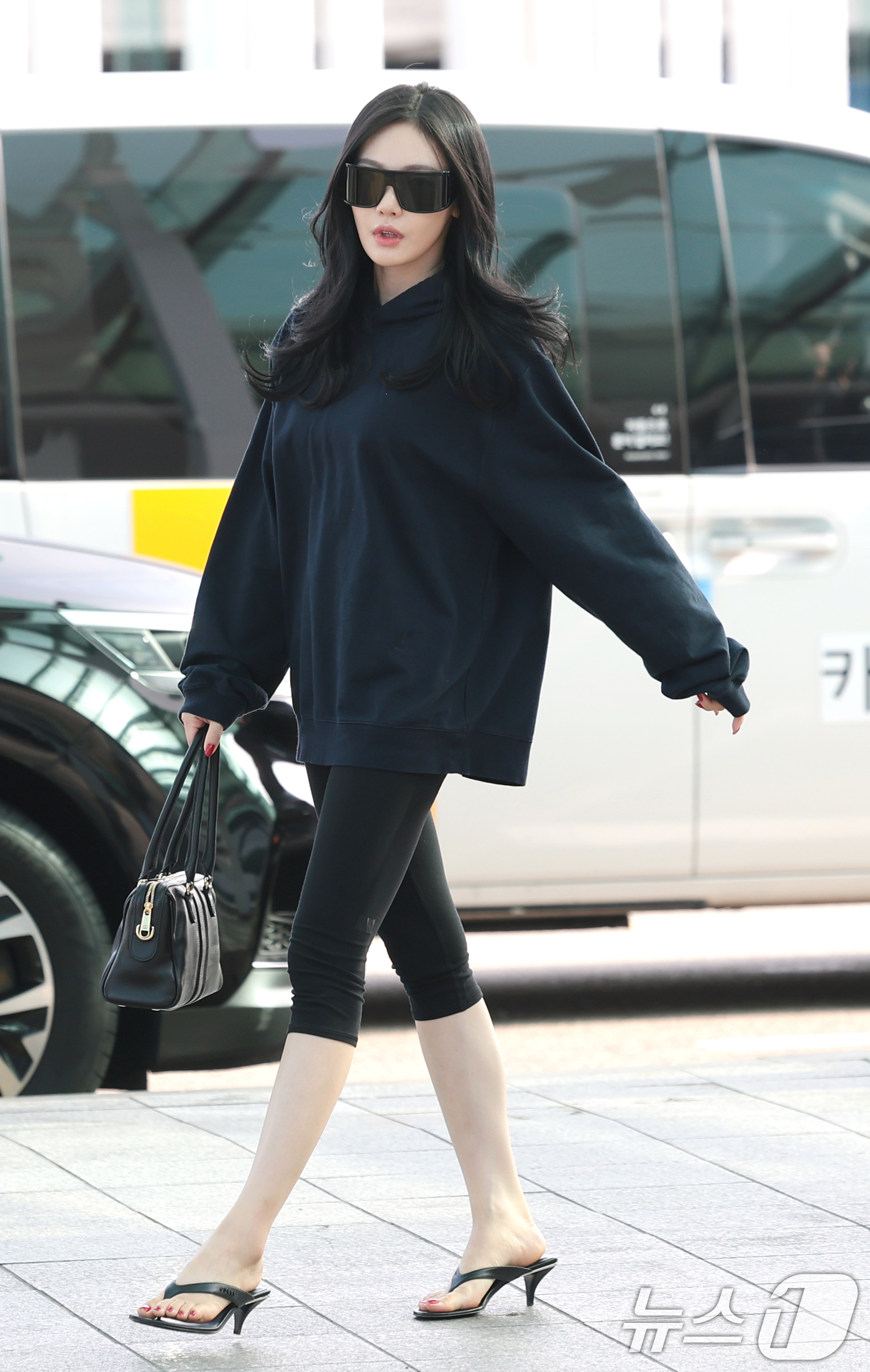 (인천공항=뉴스1) 권현진 기자 = 에스파 닝닝이 해외 일정을 위해 31일 오전 인천공항을 통해 미국 시카고로 출국하고 있다. 2026.7.31/뉴스1
