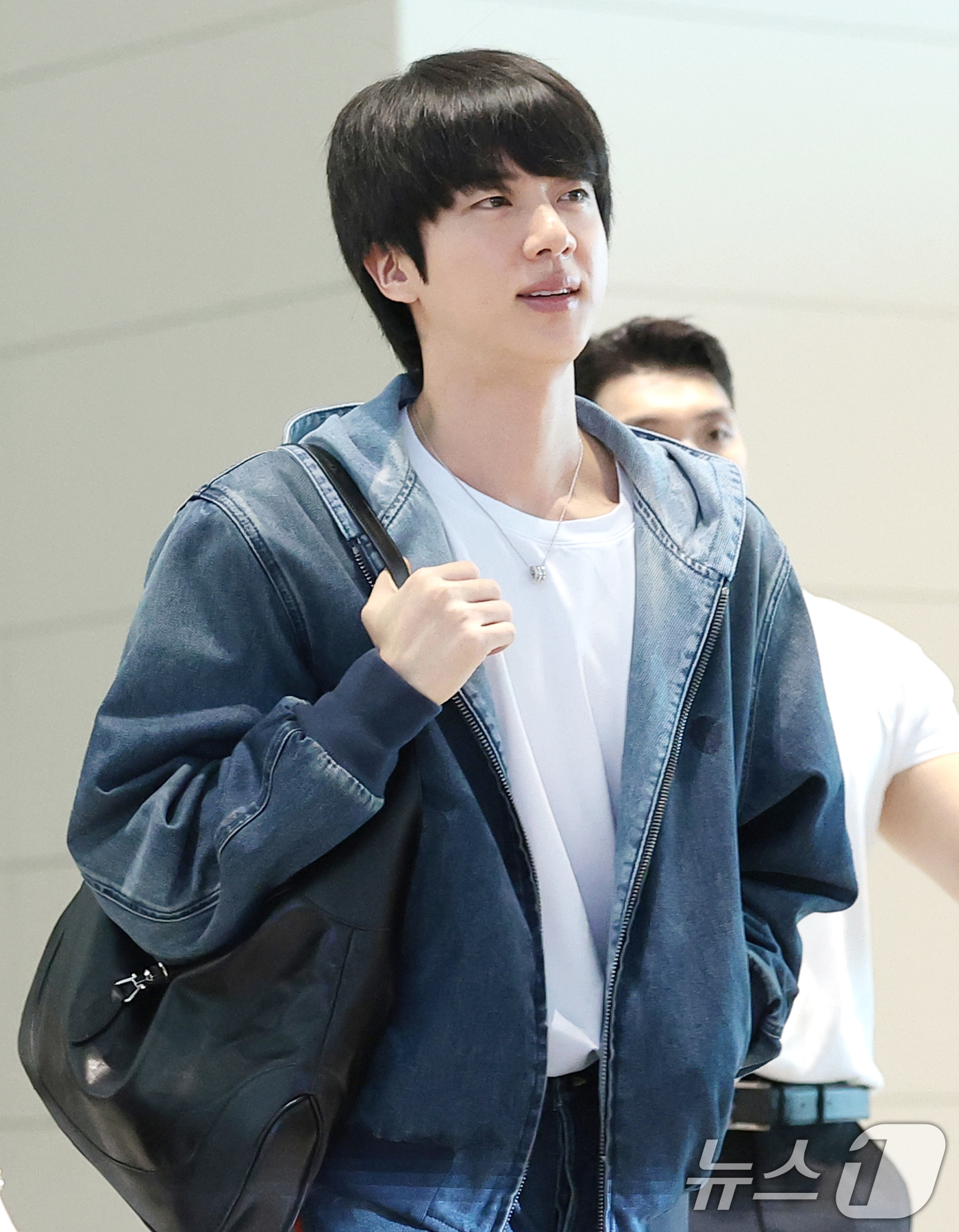 (인천공항=뉴스1) 권현진 기자 = 방탄소년단(BTS) 진이 월드투어 일정을 위해 31일 인천국제공항에 도착해 미국 뉴욕으로 출국하고 있다. 2026.7.31/뉴스1