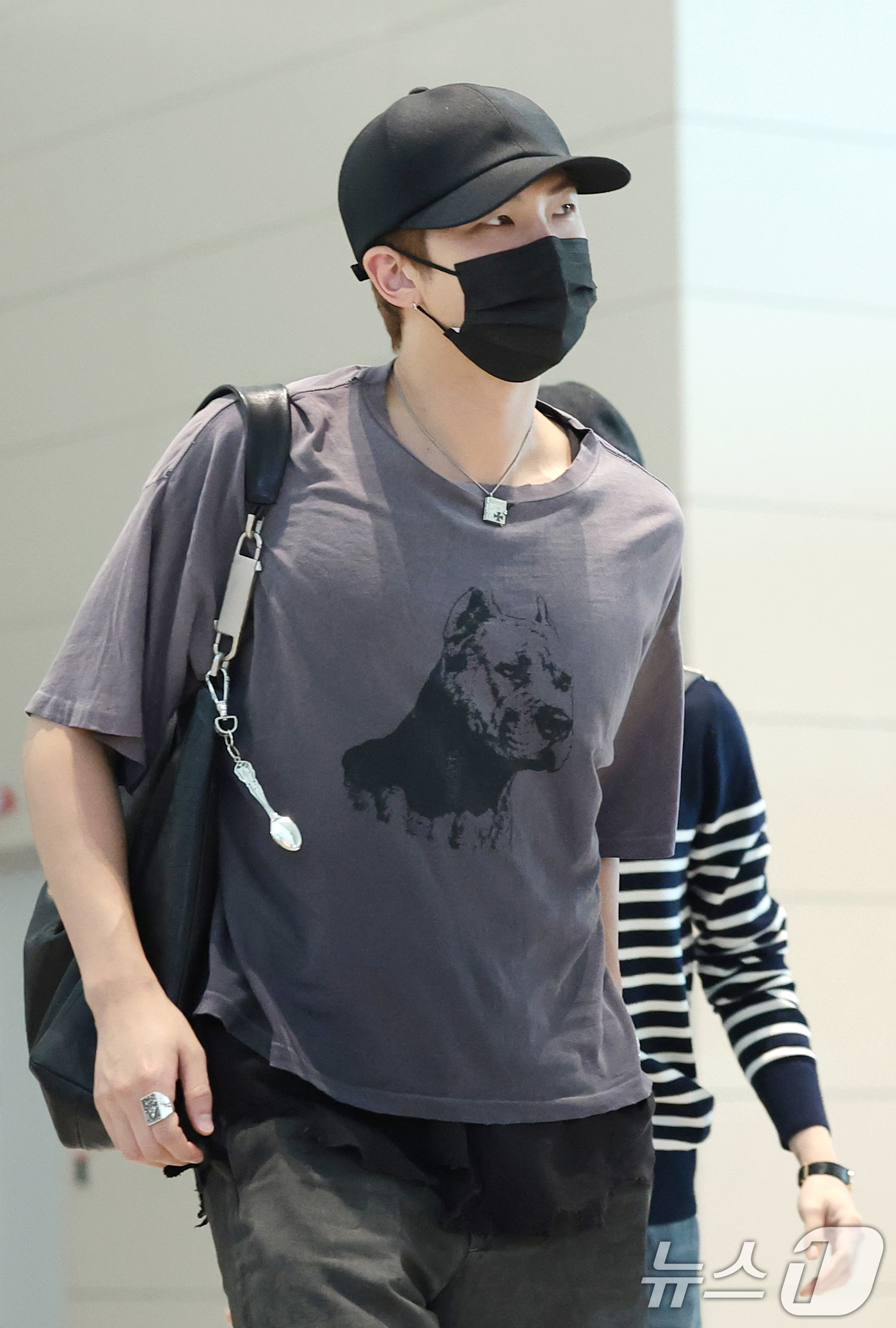 (인천공항=뉴스1) 권현진 기자 = 방탄소년단(BTS)  RM이 월드투어 일정을 위해 31일 인천국제공항에 도착해 미국 뉴욕으로 출국하고 있다. 2026.7.31/뉴스1