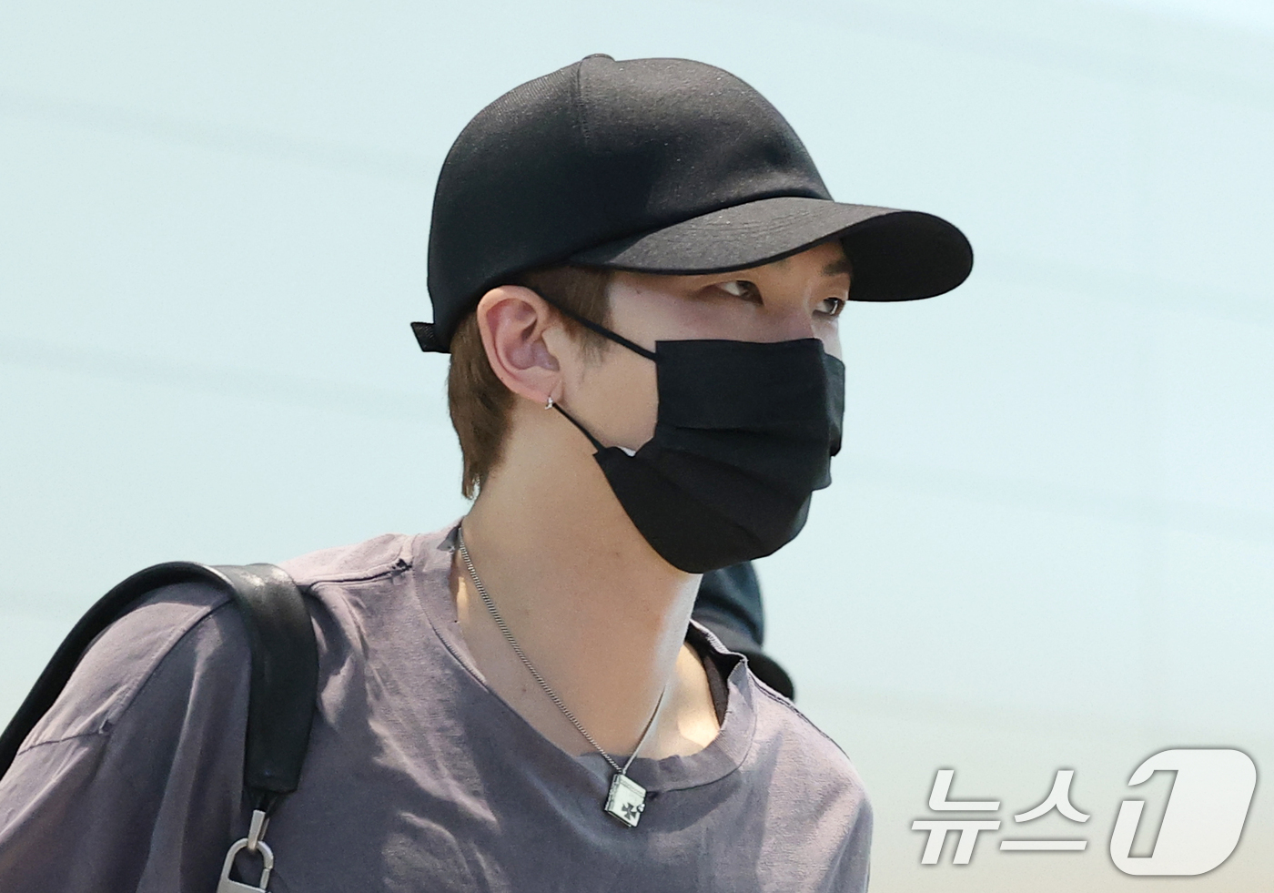 (인천공항=뉴스1) 권현진 기자 = 방탄소년단(BTS)  RM이 월드투어 일정을 위해 31일 인천국제공항에 도착해 미국 뉴욕으로 출국하고 있다. 2026.7.31/뉴스1