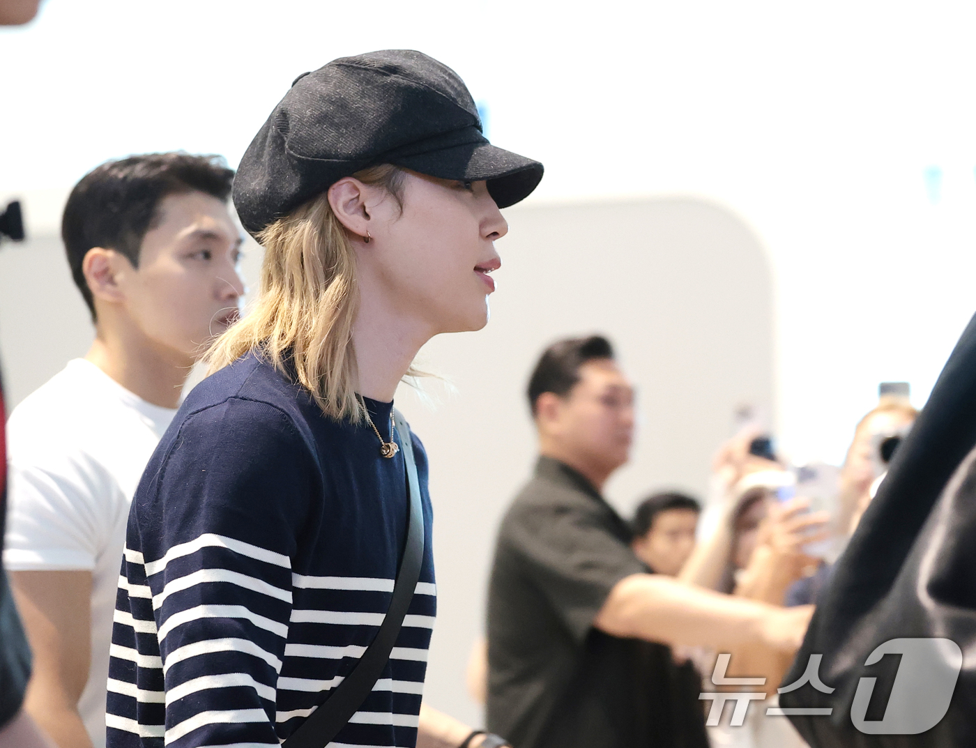 (인천공항=뉴스1) 권현진 기자 = 방탄소년단(BTS)  지민이 월드투어 일정을 위해 31일 인천국제공항에 도착해 미국 뉴욕으로 출국하고 있다. 2026.7.31/뉴스1