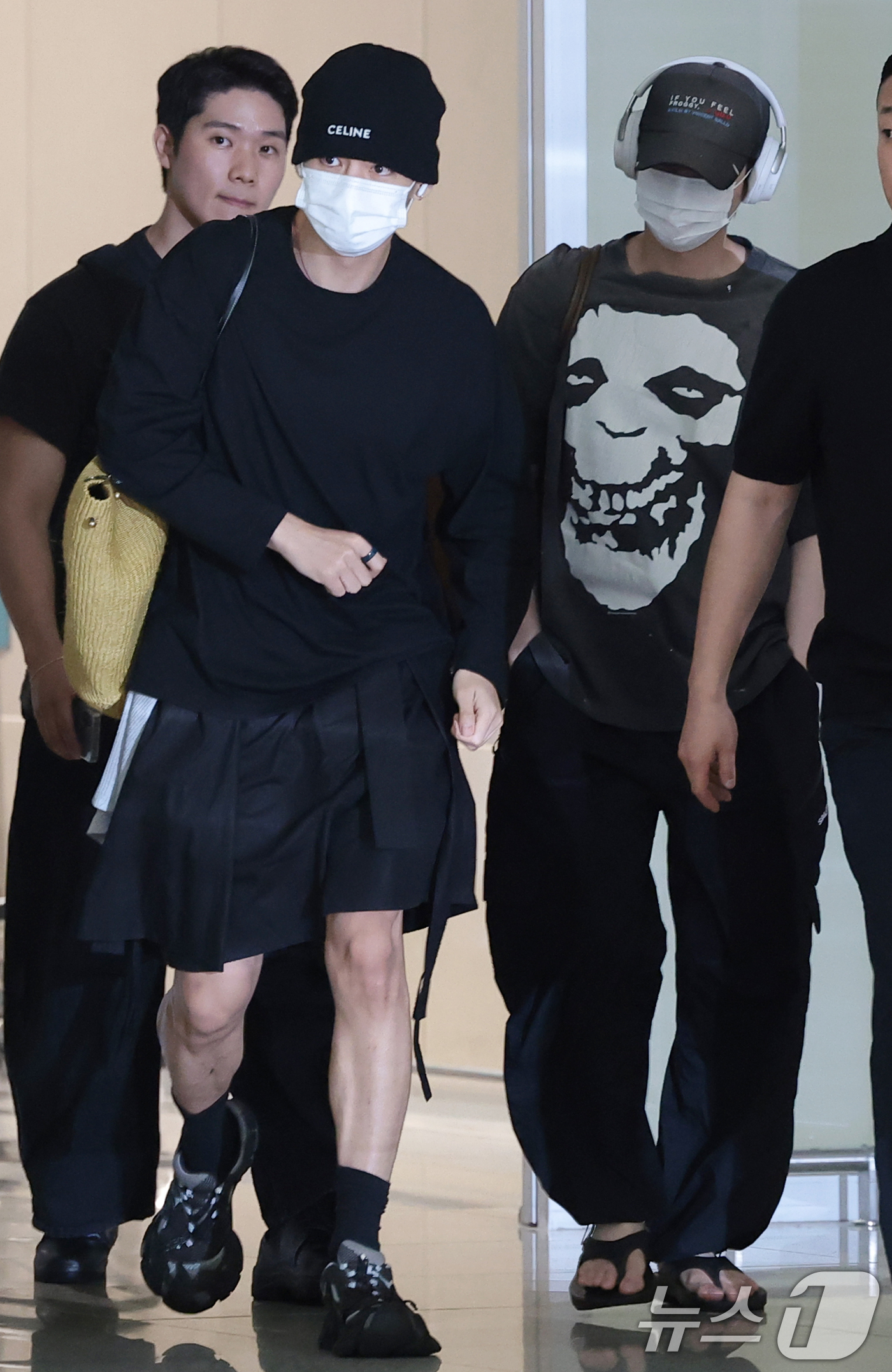 (인천공항=뉴스1) 권현진 기자 = 방탄소년단(BTS)  뷔와 슈가(오른쪽)가 월드투어 일정을 위해 31일 인천국제공항에 도착해 미국 뉴욕으로 출국하고 있다. 2026.7.31/뉴 …